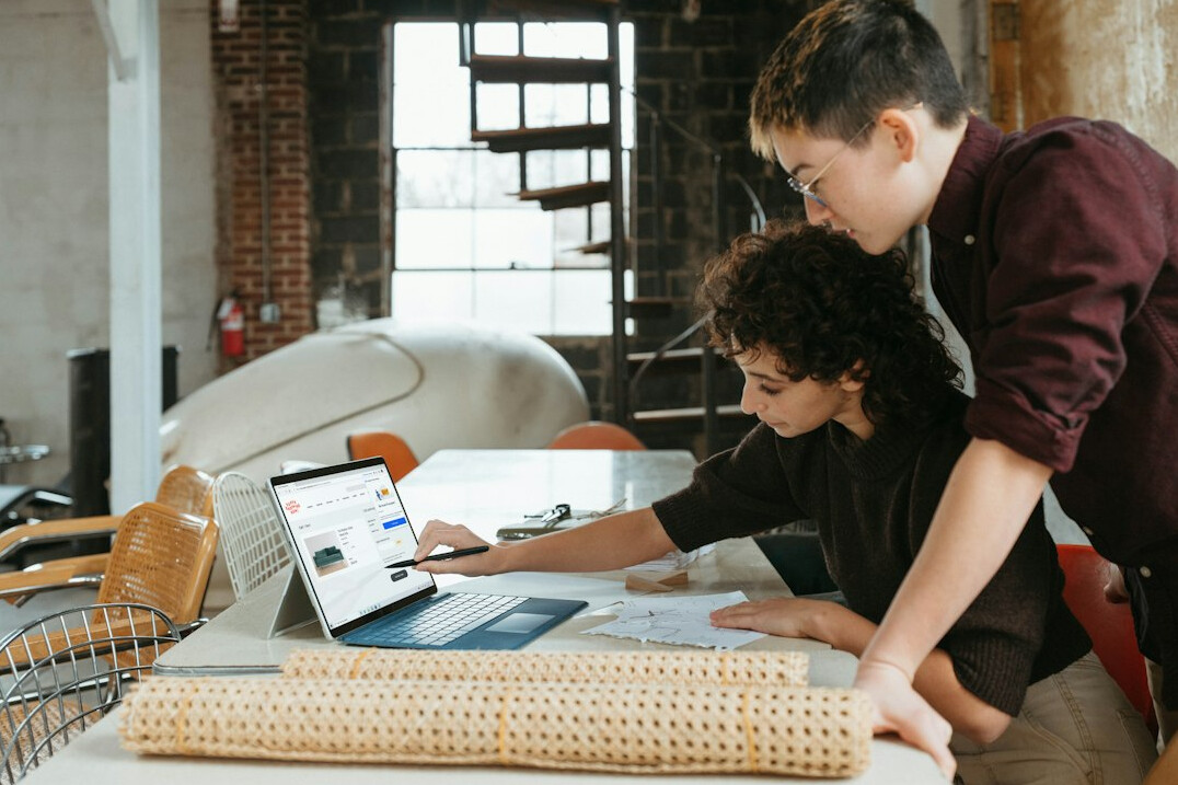 children programming together